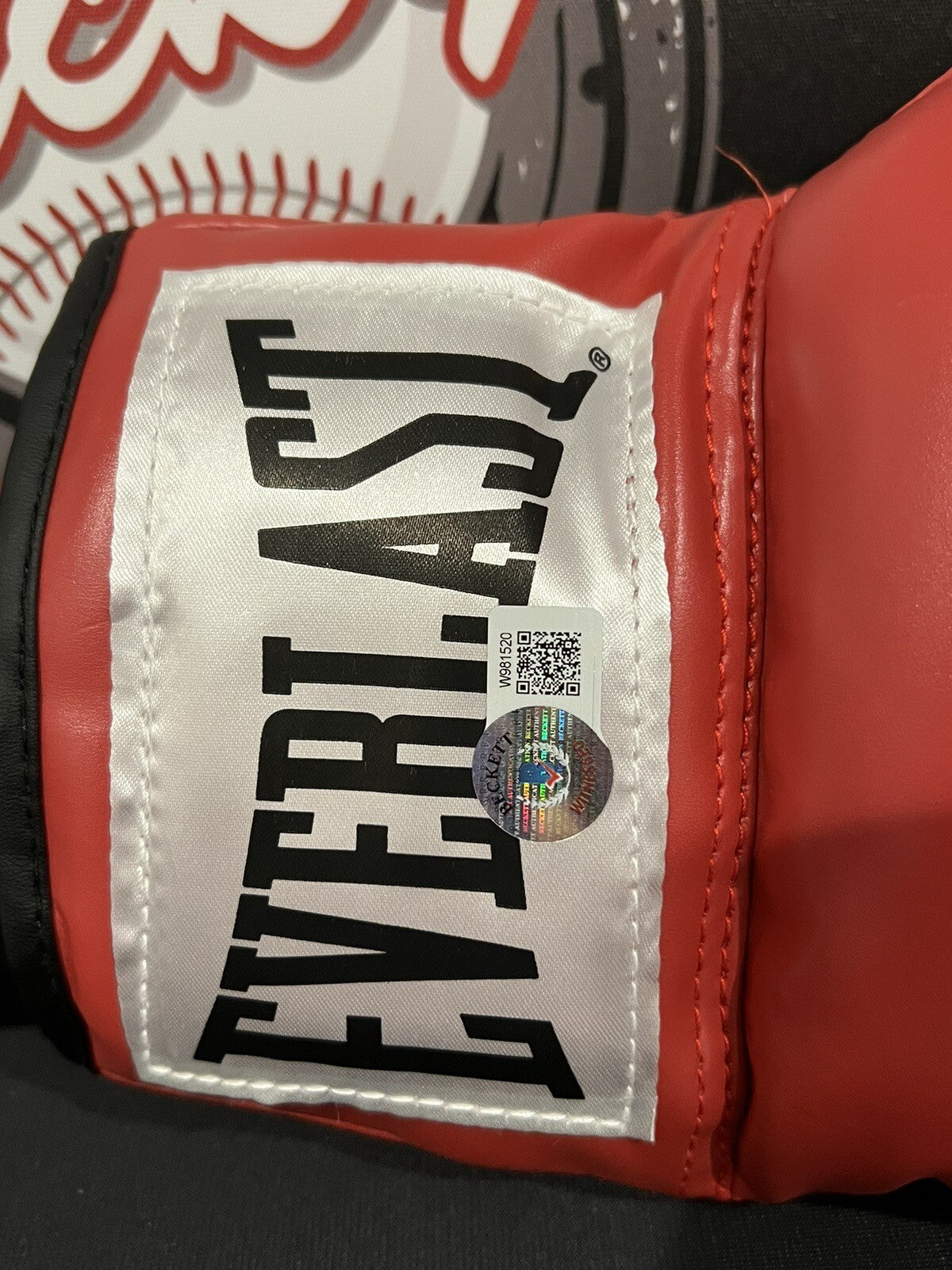 Michael B. Jordan Signed Auto Red Everlast Boxing Glove Beckett Witness BAS COA2